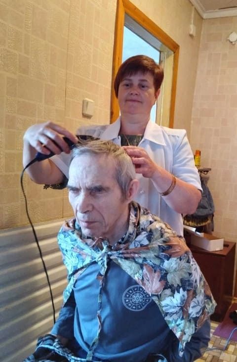В парикмахерских услугах нуждается каждый человек, а пенсионеры особенно.